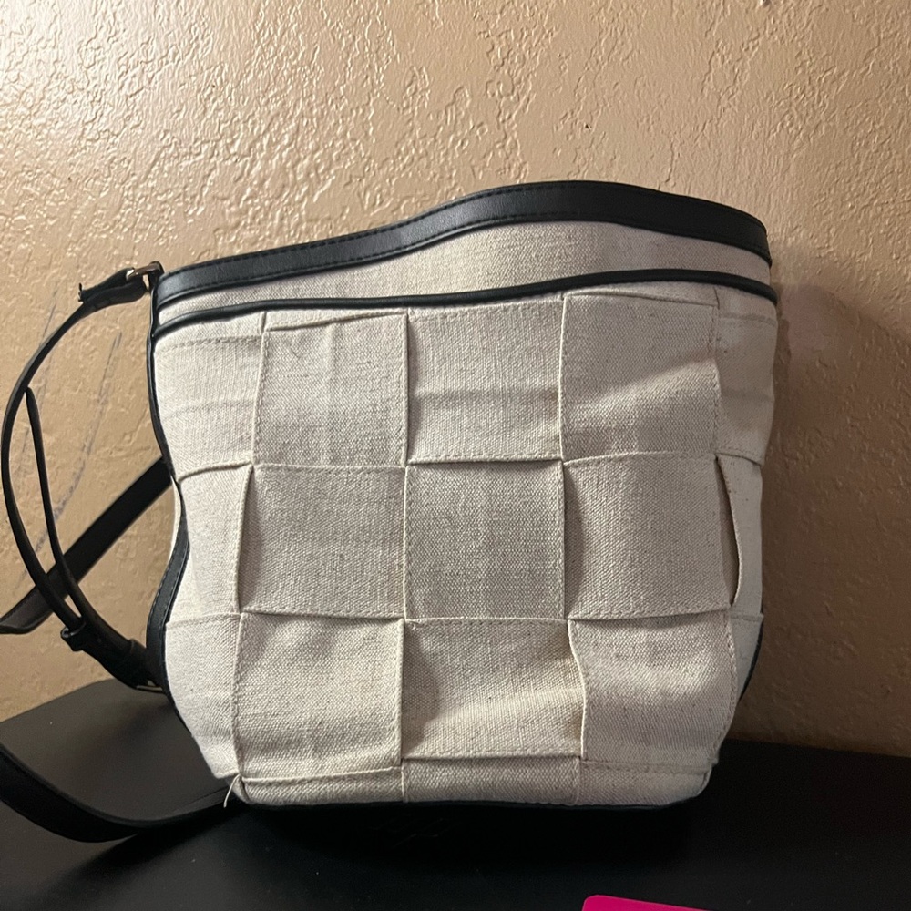 87. Sandy/cream purse